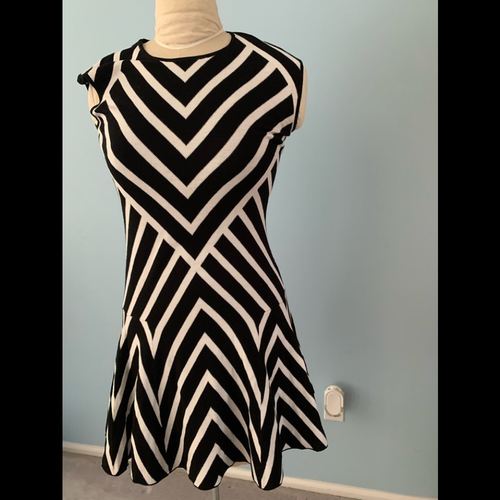 Banana Republic black and white geometric pattern dress Medium